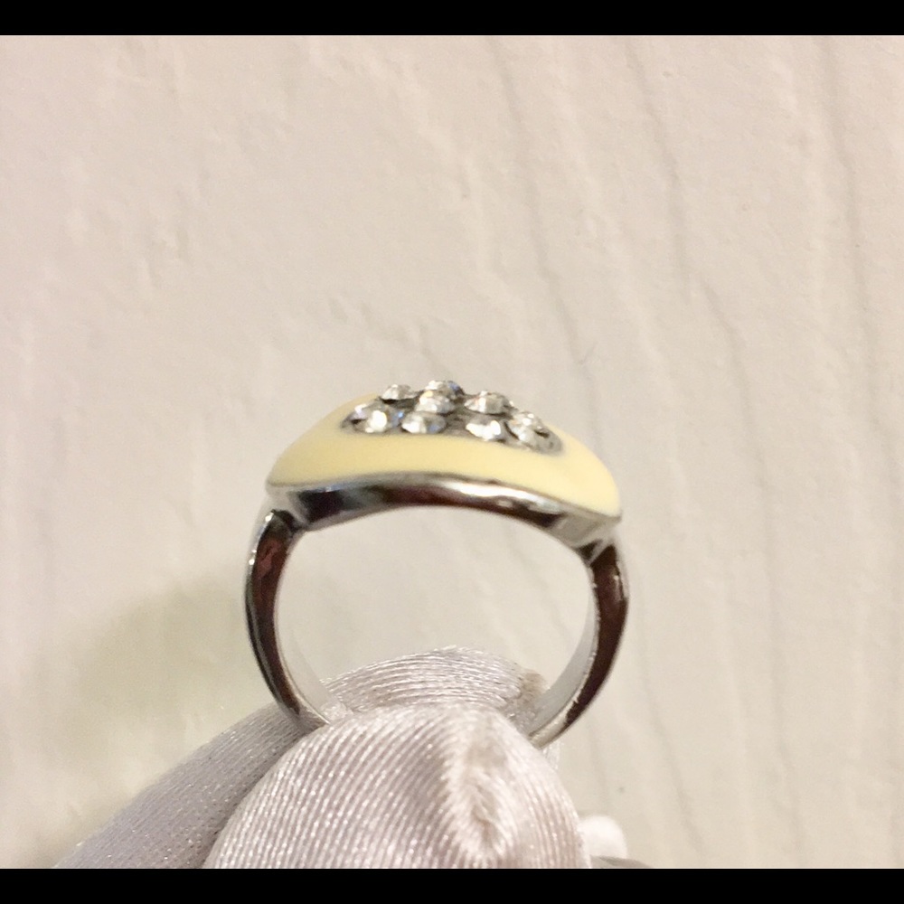 Oval Statement Ring NWT🏷 Size 5 - Picture 6 of 10
